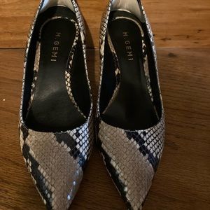Gorgeous Italian Snake Skin Kitty heeled pumps